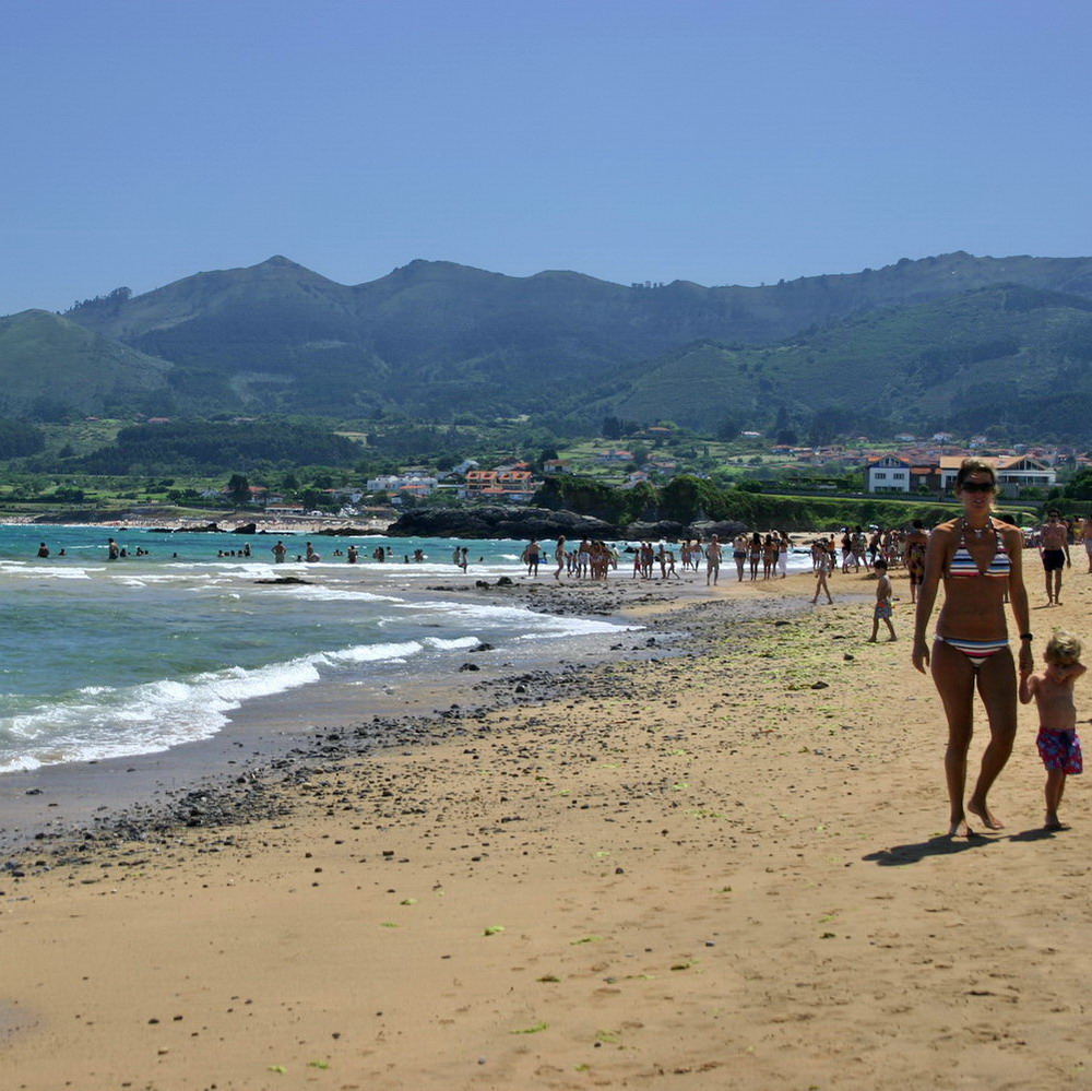 Playa Isla y Sierra del Sueve Playa Isla y Sierra del Sueve